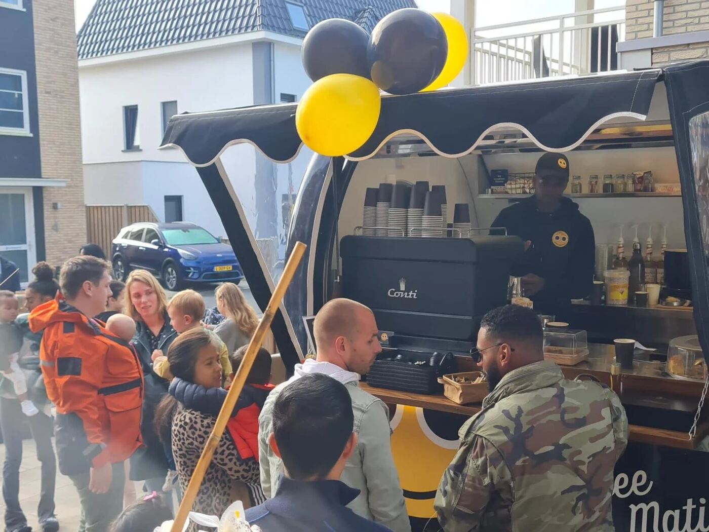 De truck feestelijk versierd met ballonnen