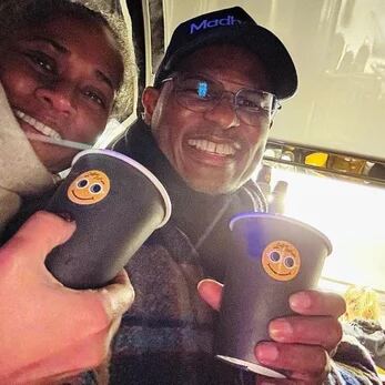 Gasten maken een selfie met hun koffie in de truck