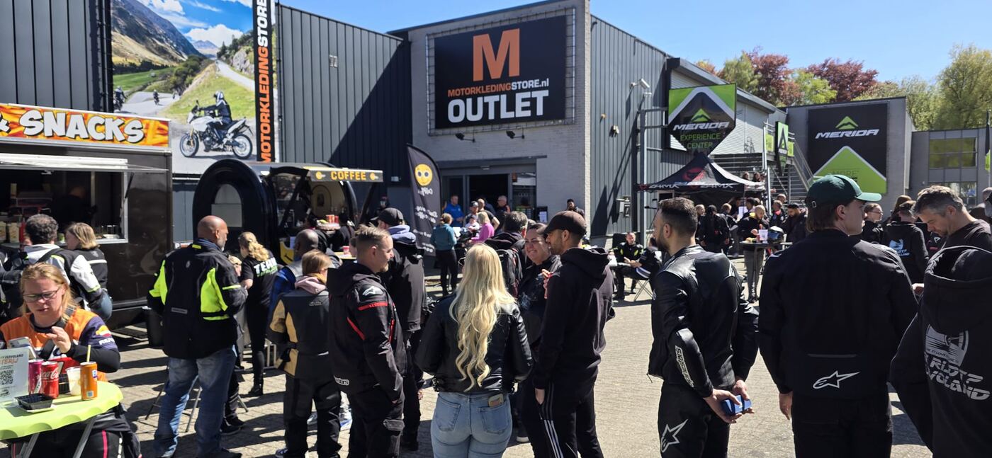 De truck op een motor-evenement tussen de bikers