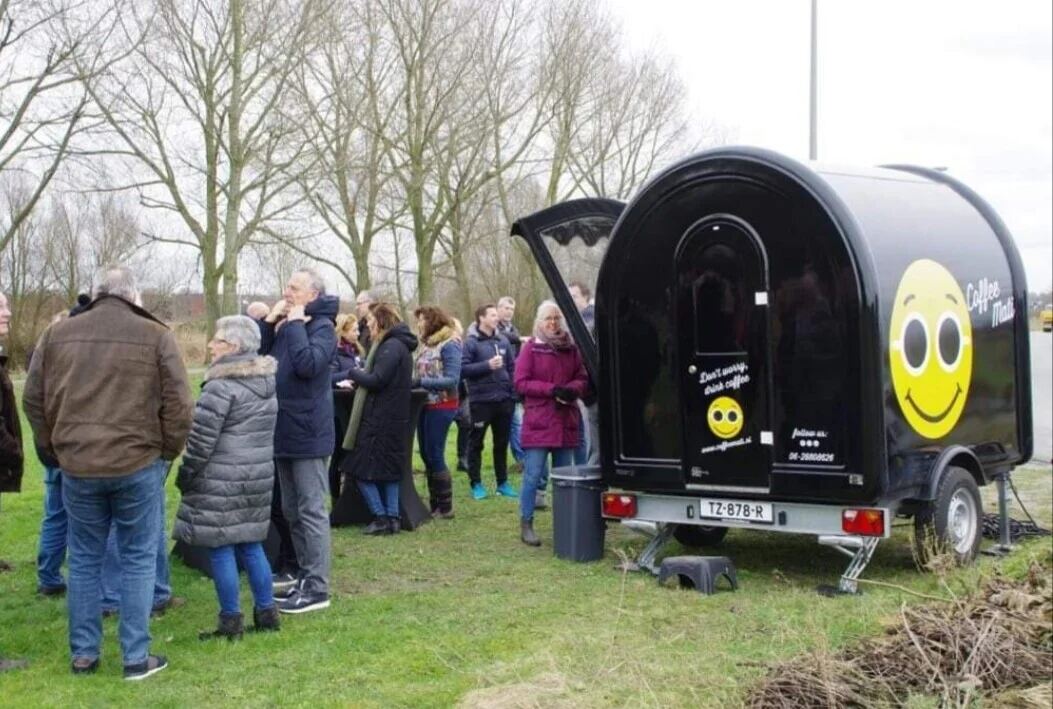 Gasten wachten bij de truck op een koude, winterse dag