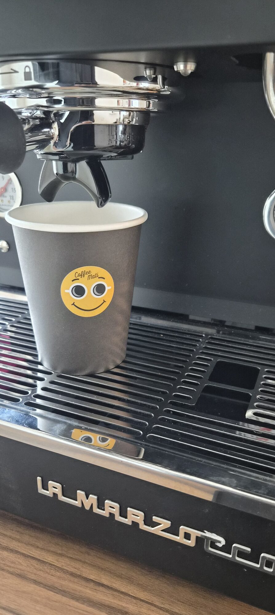 Verse espresso wordt gezet op de espressomachine