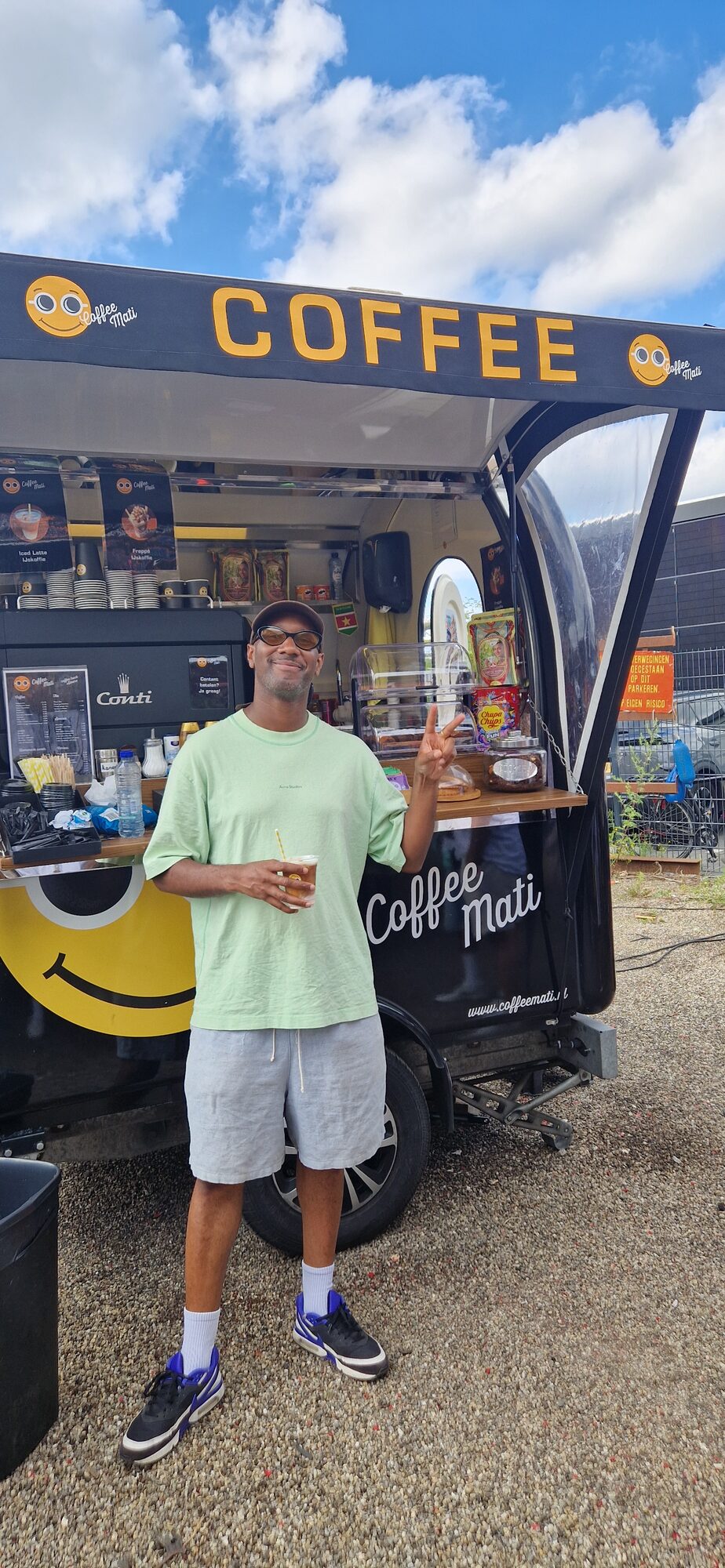 Gast bij de Coffee Mati-truck op een zonnige dag