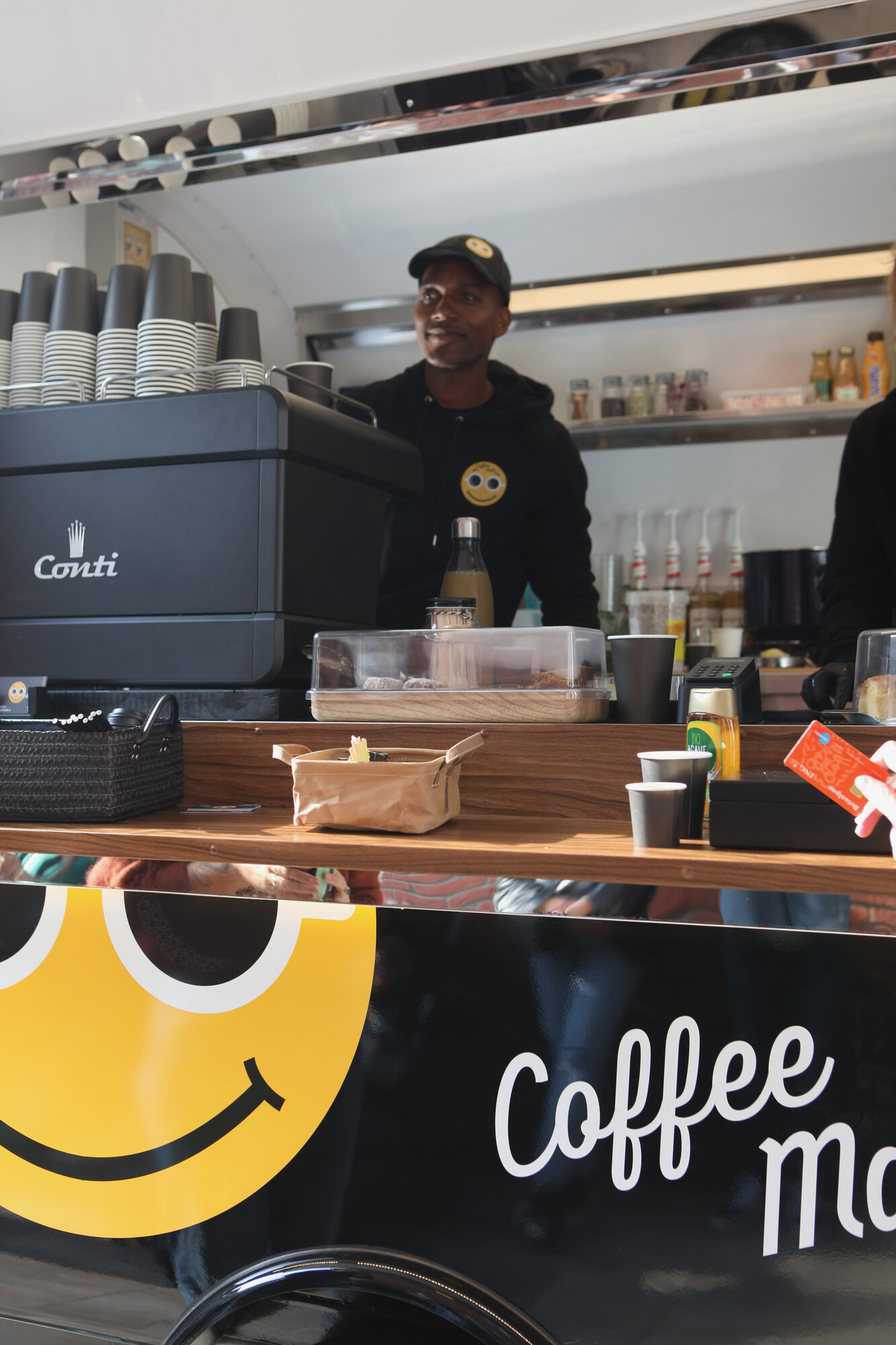 Jerry achter de toonbank van Coffee Mati