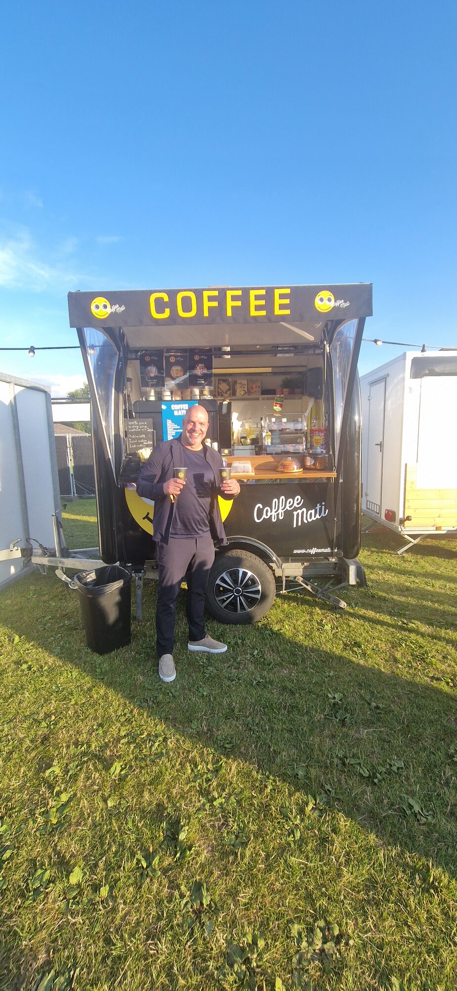 Jerry in pak naast de koffiebar bij een bedrijfsevent