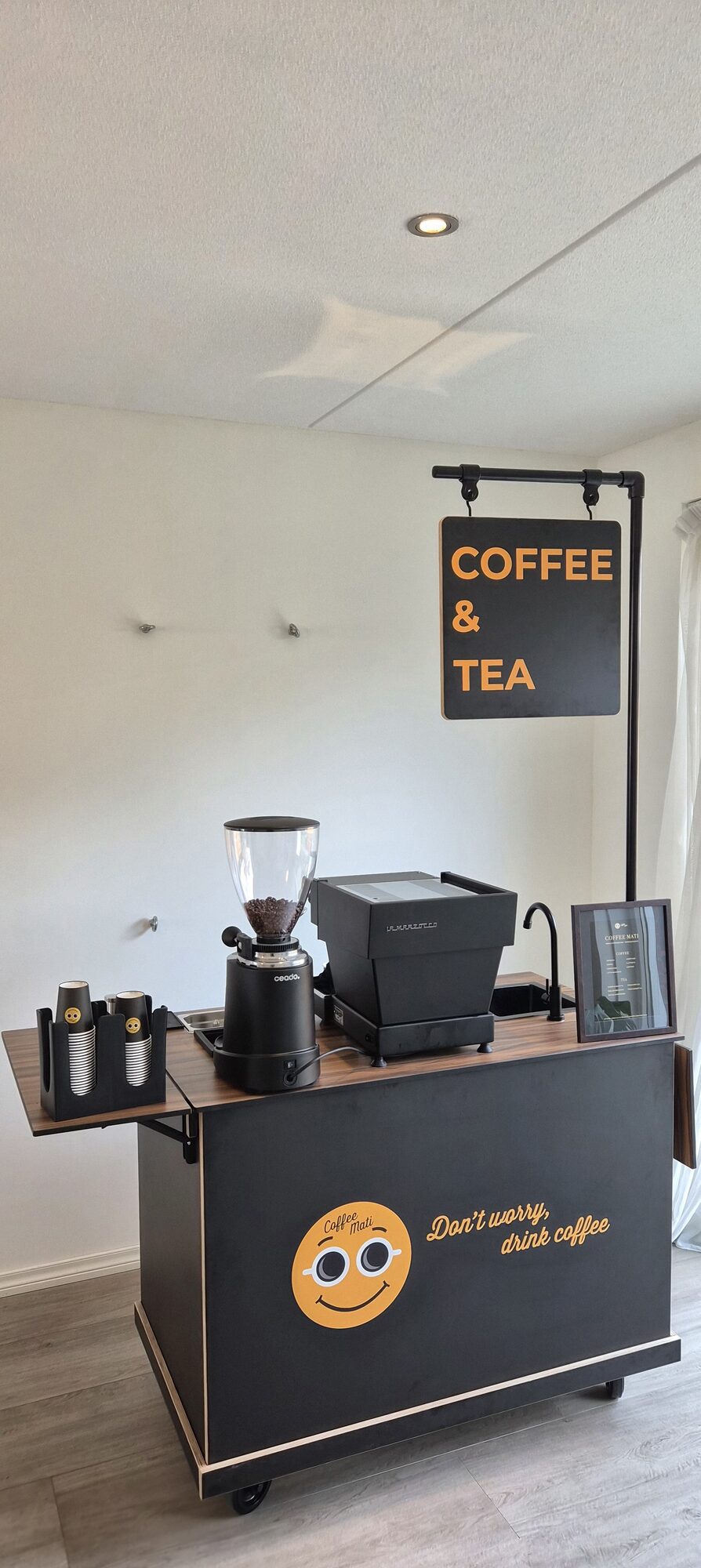 De mobiele koffiebar van Coffee Mati in een showroom