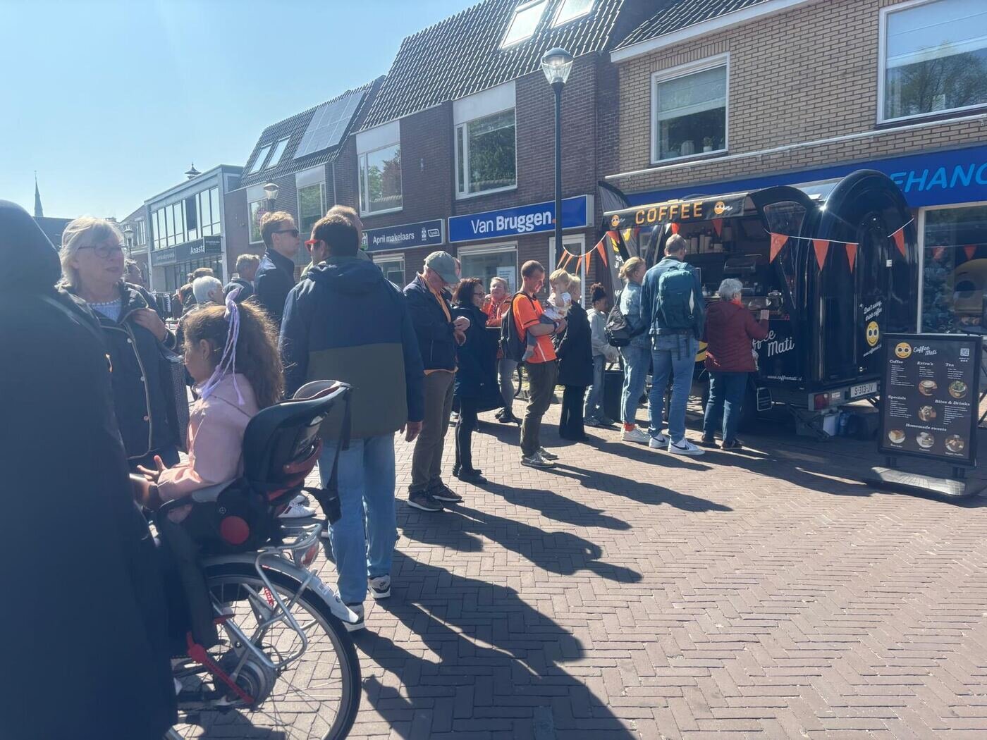 Rij wachtende gasten bij de Coffee Mati-truck op Koningsdag