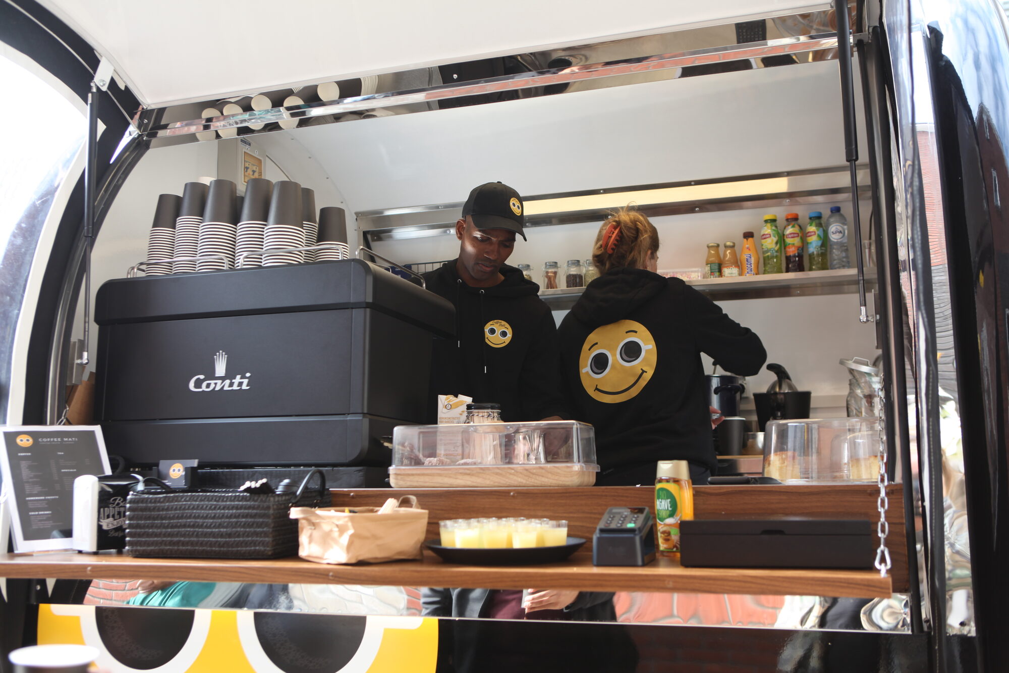 Het team van Coffee Mati aan het werk in de truck