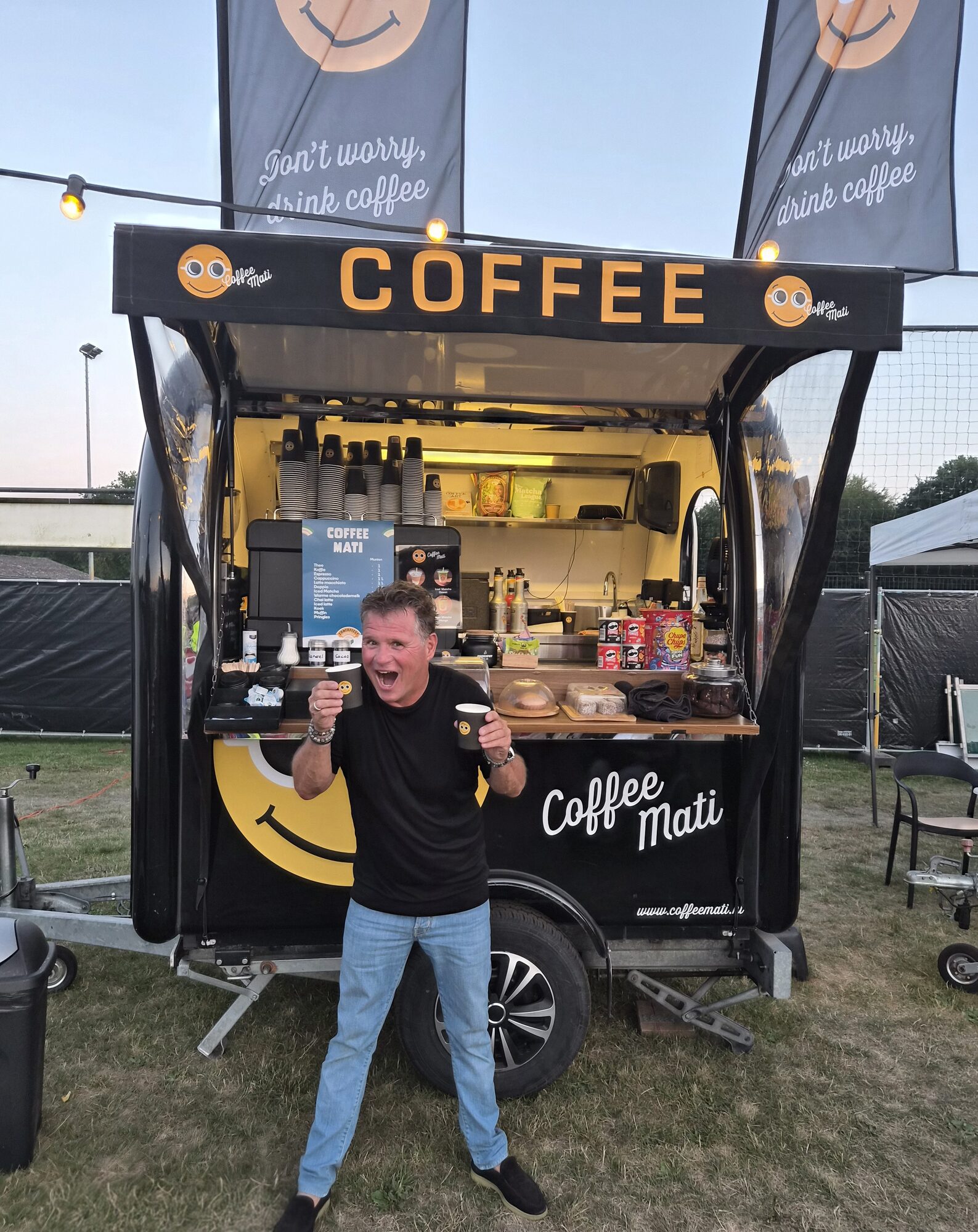 De Coffee Mati-truck, verlicht tijdens een avondevenement