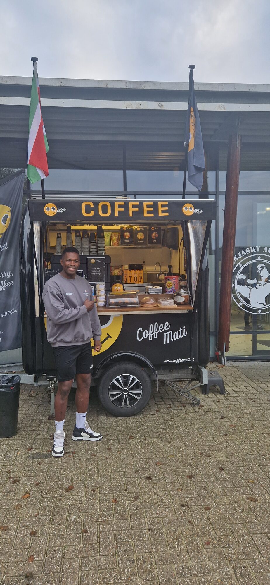 De Coffee Mati-truck met de Surinaamse vlag ernaast