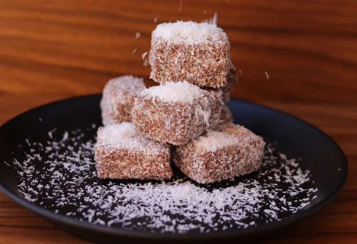 Chocolade-kokoscake bedekt met kokosschaafsel