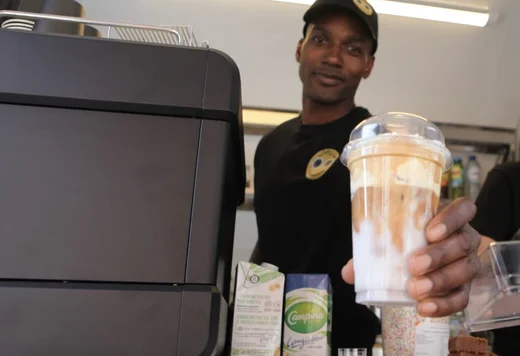 Barista van Coffee Mati bereidt een ijskoffie